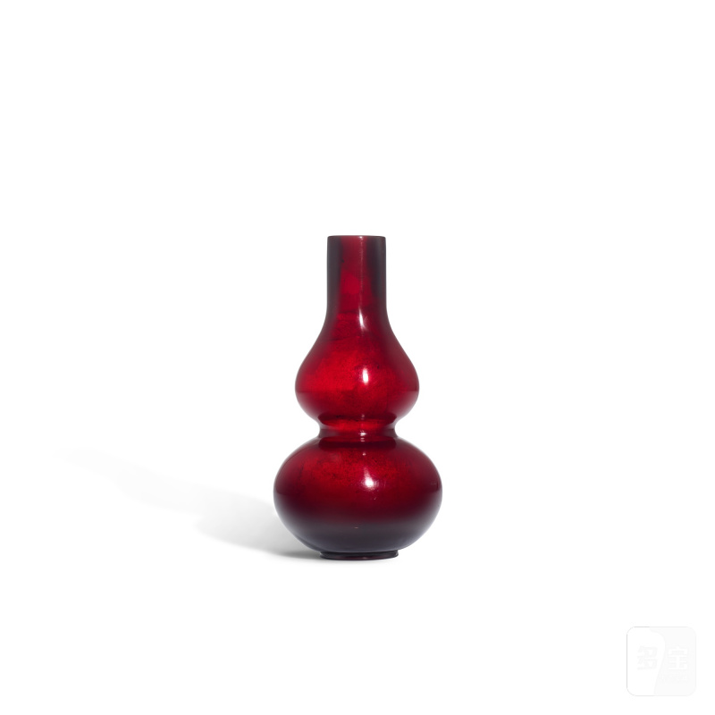 A ruby-red glass 'double-gourd' vase, Mark and period of Qianlong | 清乾隆 寶石紅料葫蘆瓶 《乾隆年製》款 - 图1